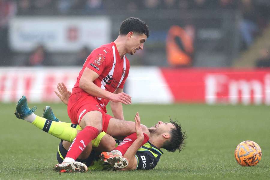 Nico González, en la acción en la que se lesionó ante el Leyton Orient