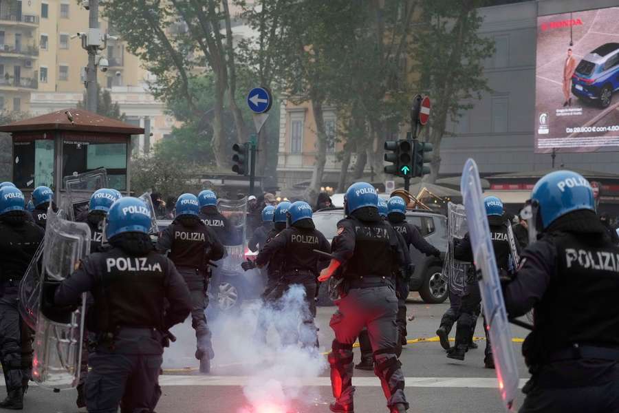 Tensiuni între fanii lui Lazio și forțele de ordine înainte de derby-ul Romei