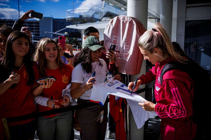 Las jugadoras españolas, firmando autógrafos en Sídney