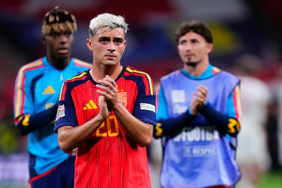 Pedri saluda a la afición española en Wembley