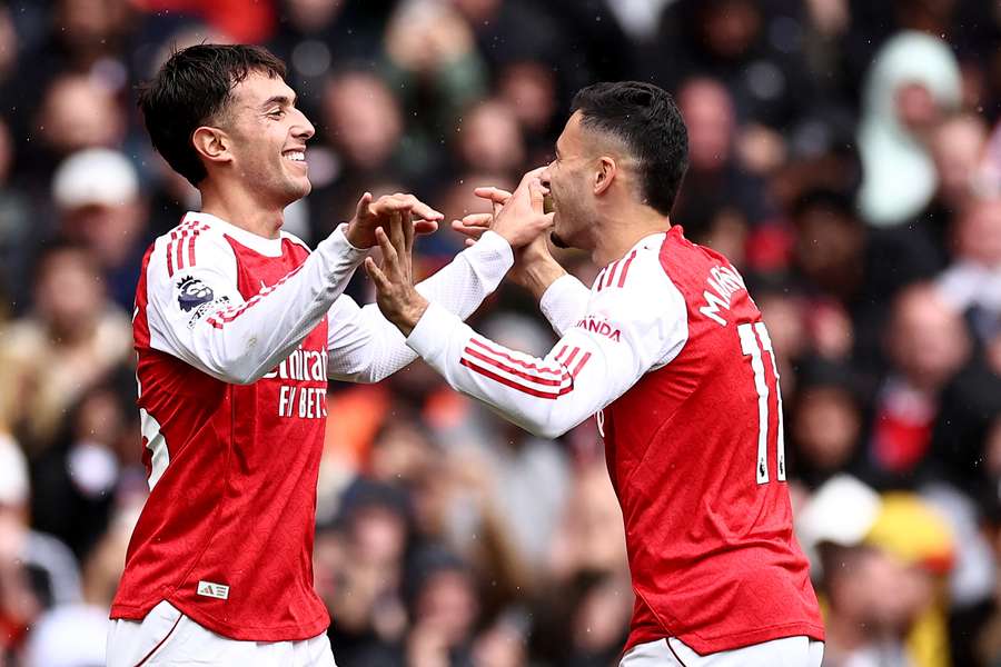 Gabriel Martinelli jubelt mit Doppeltorschütze Martin Zubimendi.