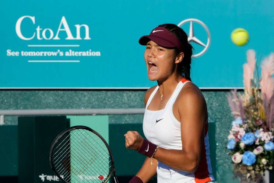 Emma Raducanuová zvítězila třikrát v řadě na jednom turnaji poprvé od loňského US Open.