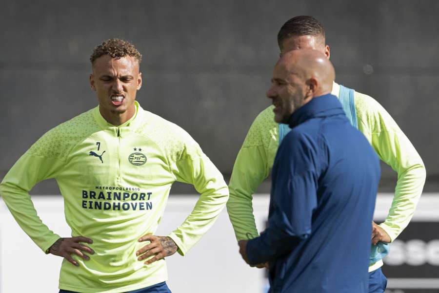 Noa lang en coach Peter Bosz tijdens de training