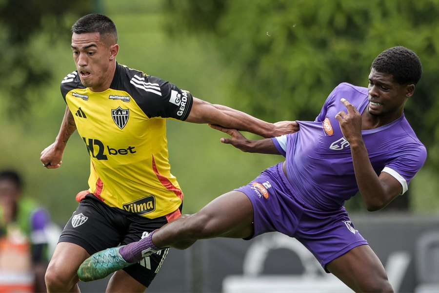 Cuello fez dois gols em jogo-treino com Coimbra Sub-20