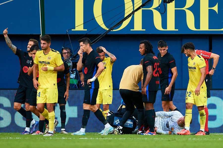 ter Stegen, scos pe targă în finalul primei reprize dintre Barcelona și Villarreal