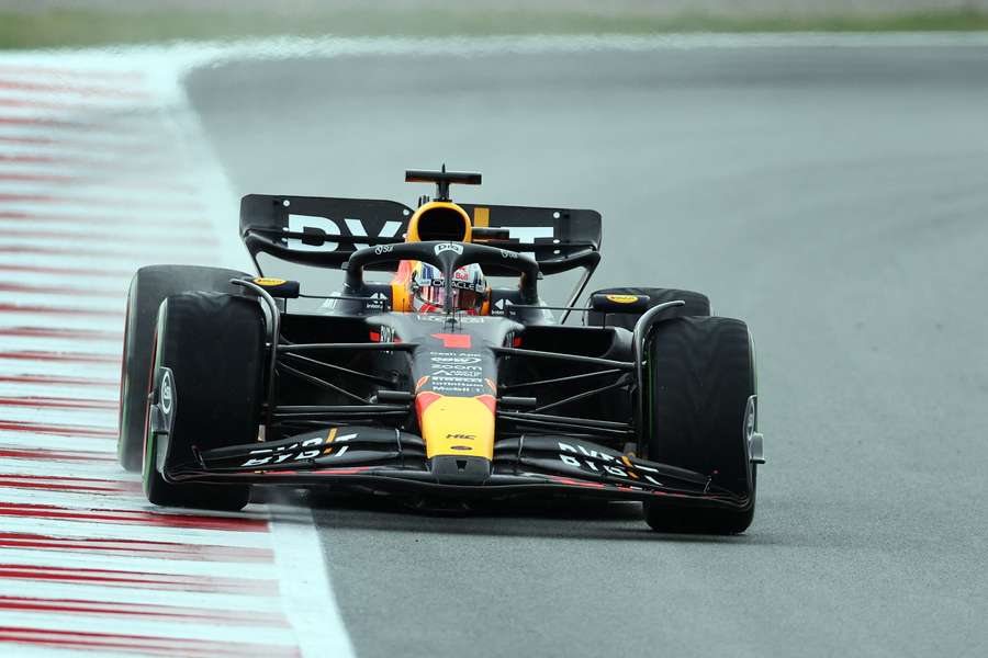 Verstappen faz a pole e Sainz junta-se a ele na primeira linha