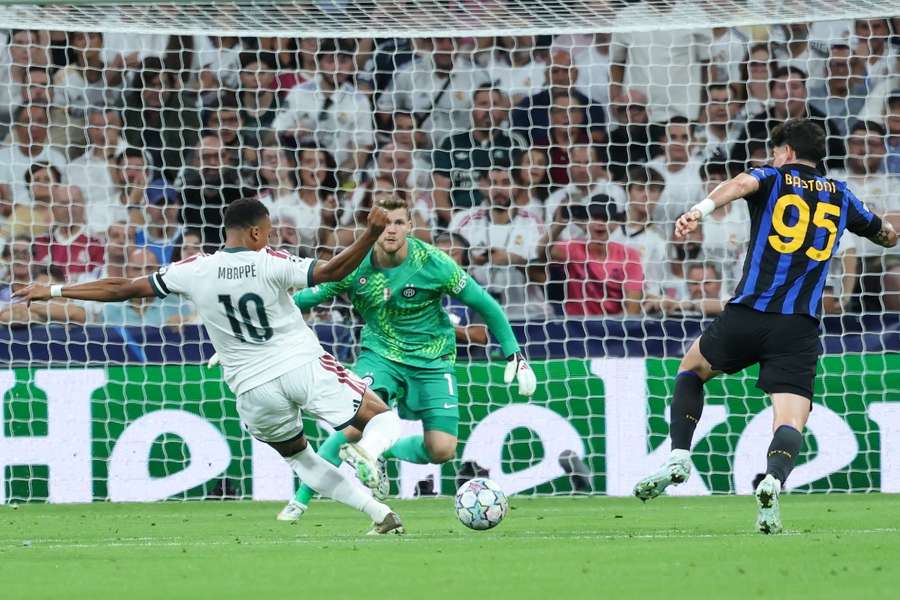 Mbappé remata ante Josep Martínez delante de Bastoni, en la acción del 1-0 Mbappé remata ante Josep Martínez delante de Bastoni, en la acción del 1-0