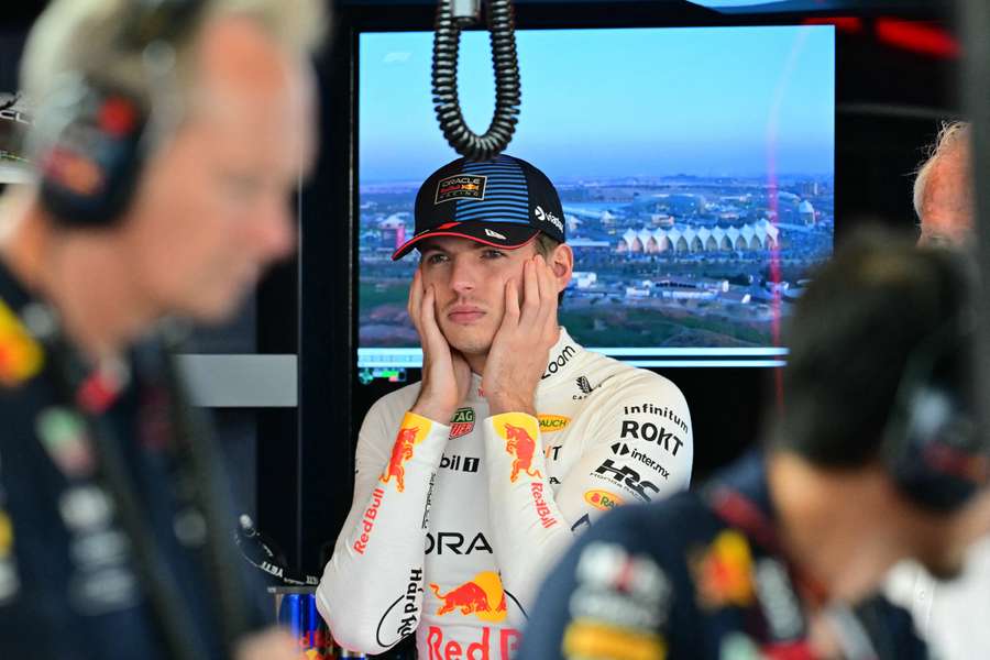 Max Verstappen în boxa Red Bull în timpul GP Abu Dhabi.