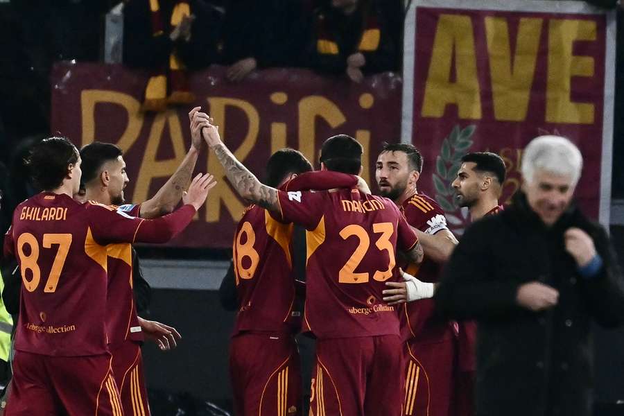 Malen viene portato in trionfo dopo la rete dell'1-0