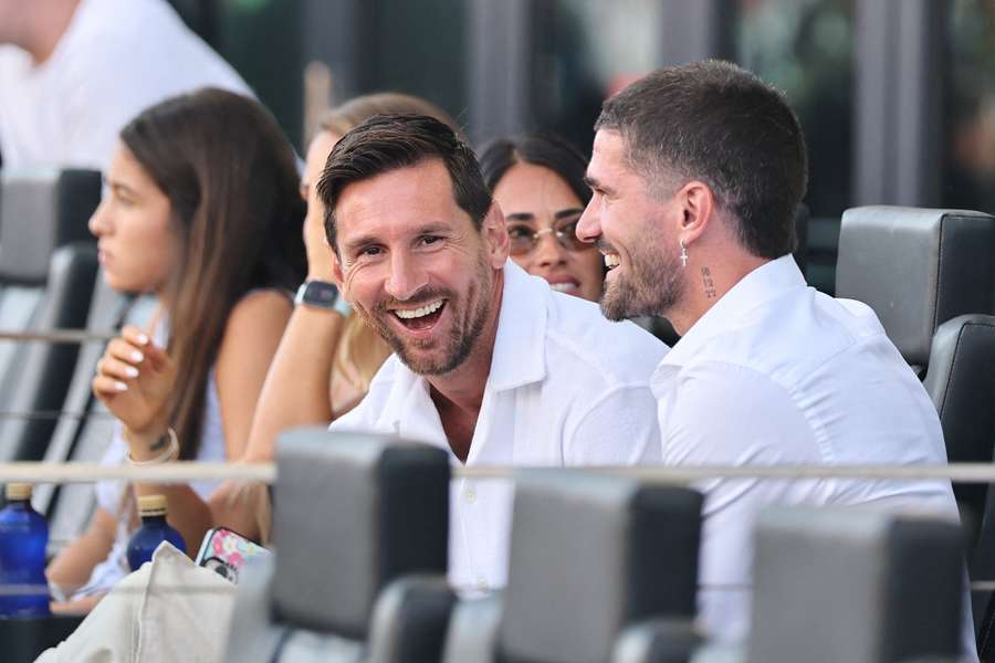 Messi y De Paul, espectadores de lujo