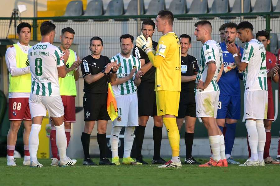 Jogadores do Rio Ave celebram Vítor Gomes