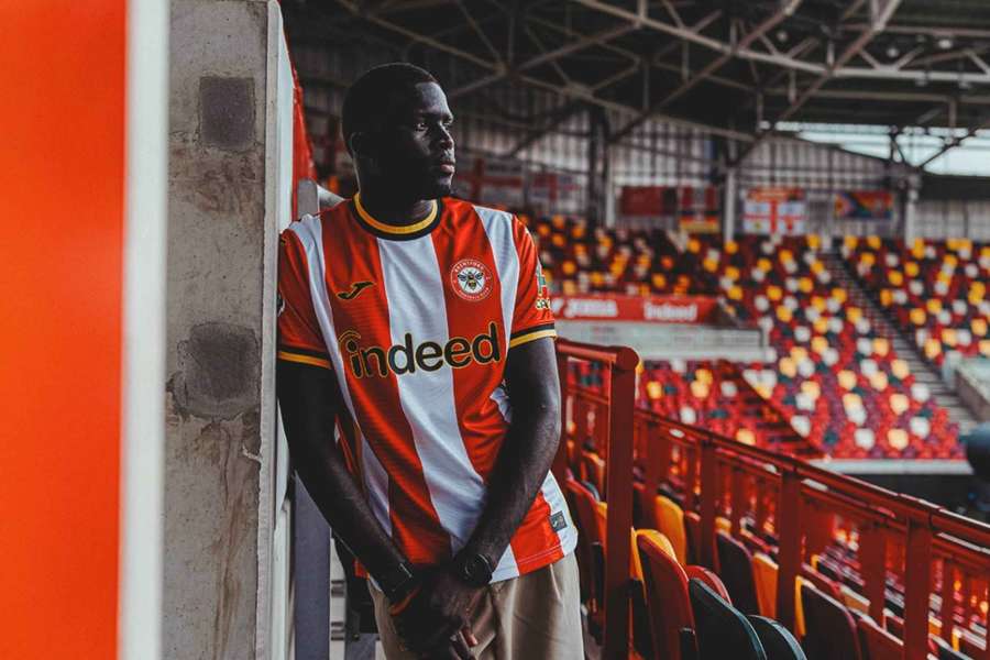 Diouf bude hrát za Brentford. Diouf bude hrát za Brentford.