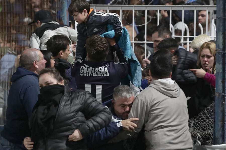 El presidente de Gimnasia denuncia barbarie en la muerte del hincha en el fútbol argentino