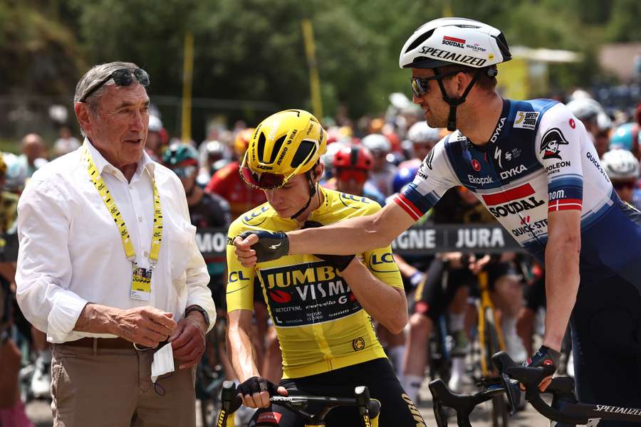 Legendariske Eddy Merckx var til stedet ved dagens start og hilste blandt andet på Jonas Vingegaard i gult og Kasper Asgreen.