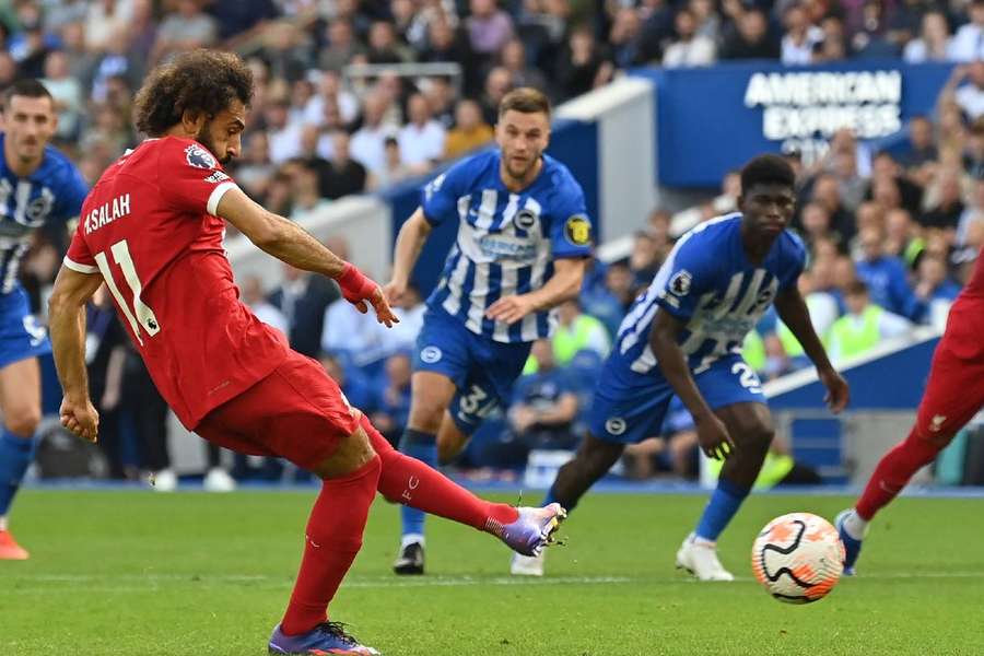 Salah em cobrança de pênalti no primeiro tempo do duelo com o Brighton