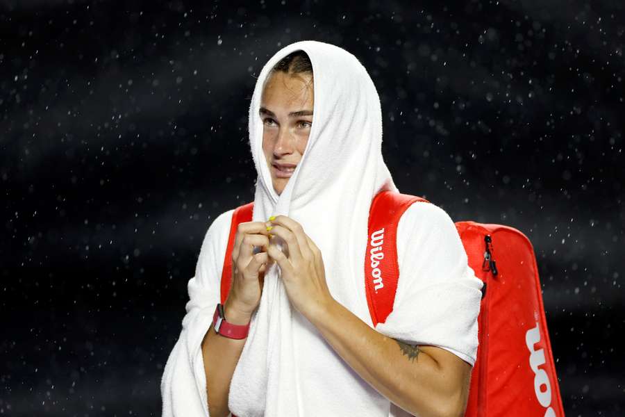 Aryna Sabalenka, exasperată de desele amânări de partide, se protejează de ploaie la Cancun