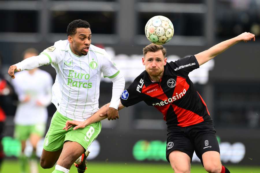 Feyenoords Quinten Timber en Almere's Thomas Robinet in duel