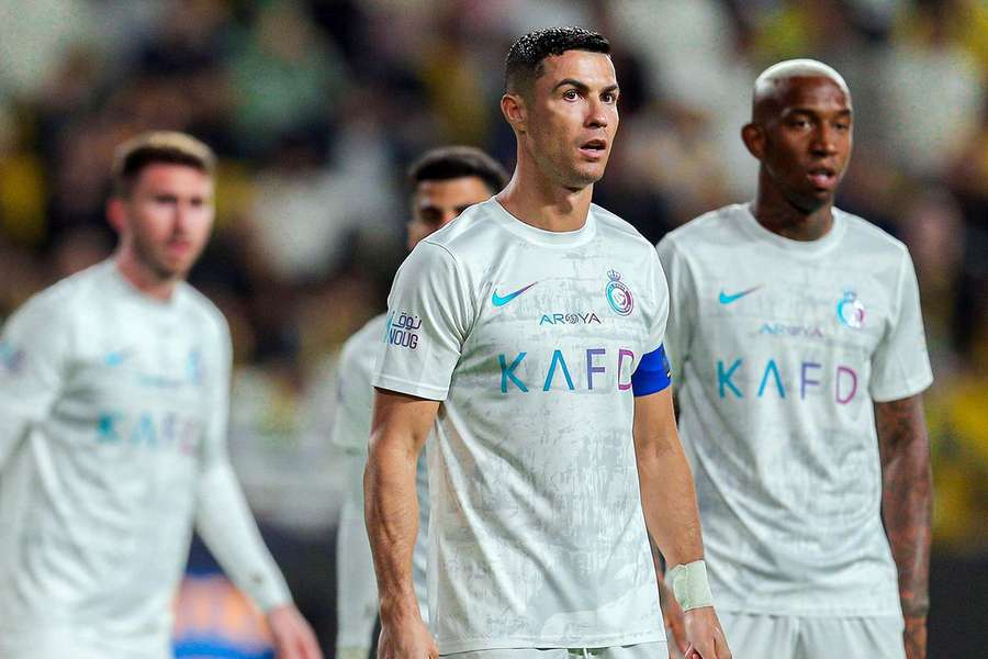 Cristiano Ronaldo com Talisca, na vitória do Al Nassr