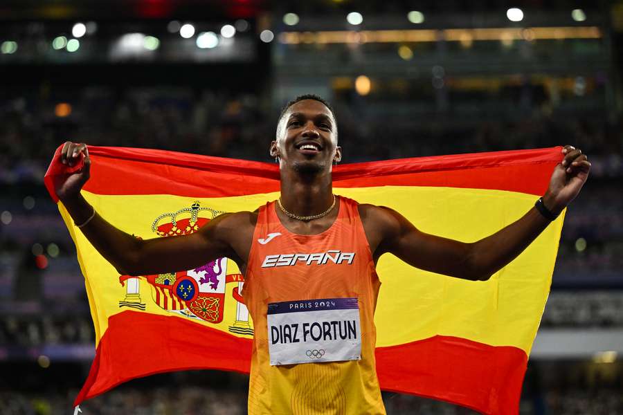 Jordan Díaz celebra su oro en el estadio de atletismo