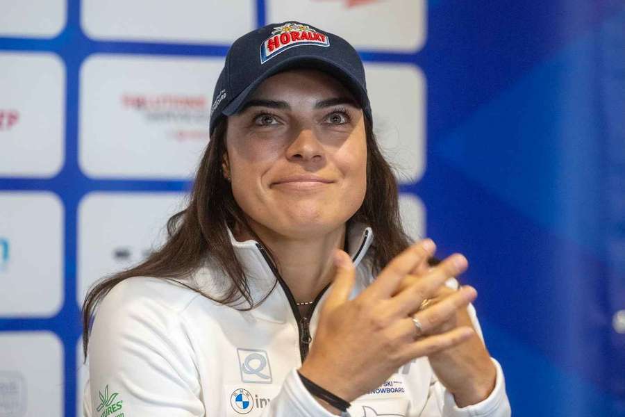 Dubovská během tiskové konference. Dubovská během tiskové konference.