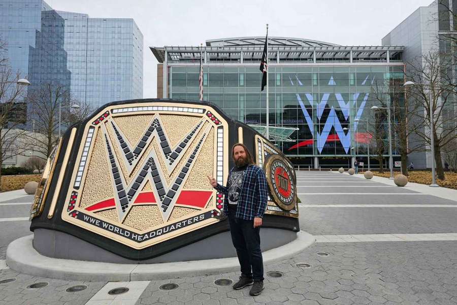 Petrgál pred sídlom WWE v americkom Stamforde.