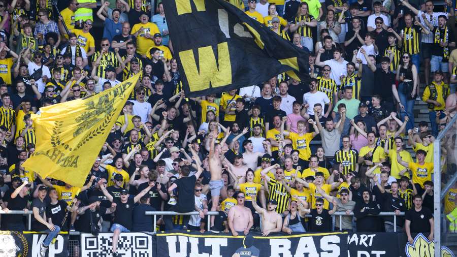 Vitesse-fans op bezoek bij sc Heerenveen