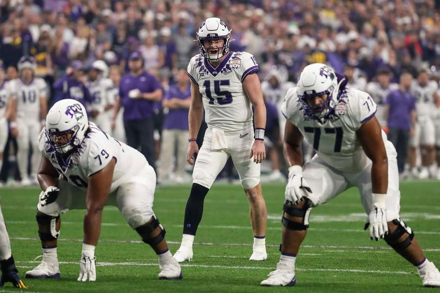 Brendan Coleman (Nummer 77) beim offensiven Snap von TCU