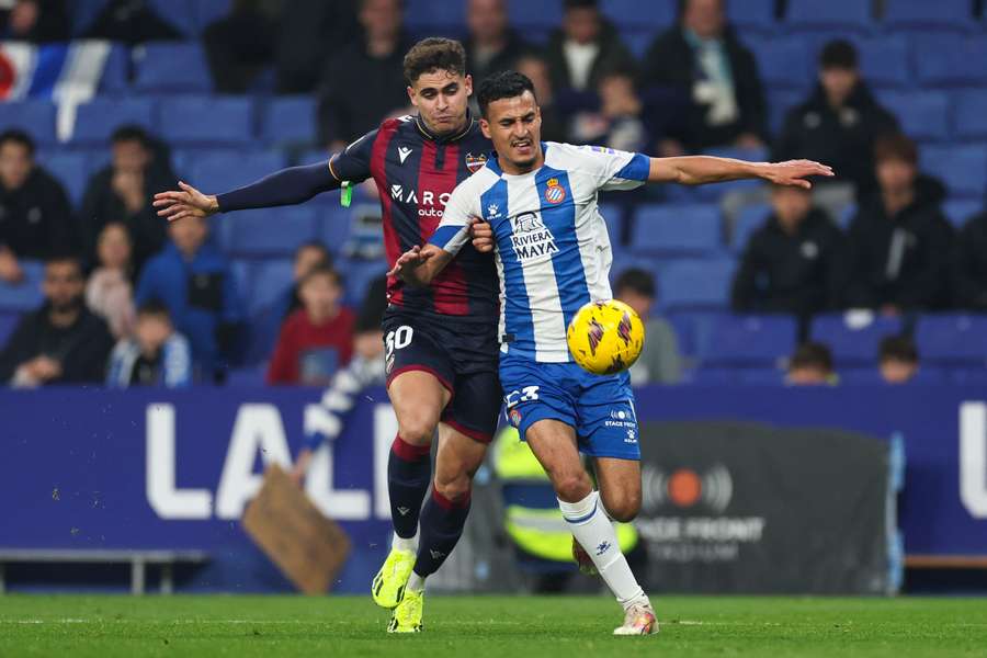 Andrés García y Omar El Hilali pugnan por un balón en el último Levante-Espanyol Andrés García y Omar El Hilali pugnan por un balón en el último Levante-Espanyol