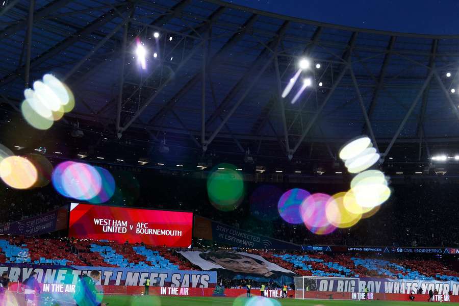 Fanoušci West Hamu poctili Luďka Mikloška předzápasovým choreem.