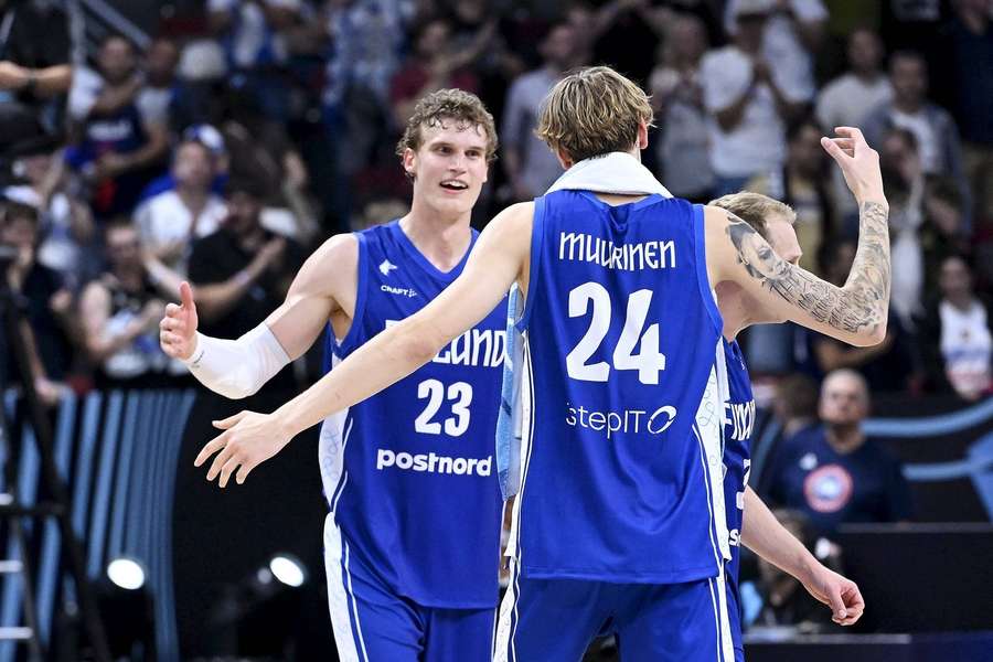 Lauri Markkanen und Miikka Muurinen beim Spiel gegen Serbien.
