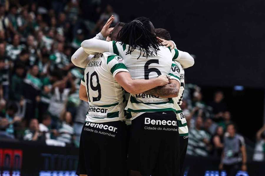 Sporting goleou o Benfica por 8-2 e empatou a final do campeonato nacional de futsal Sporting goleou o Benfica por 8-2 e empatou a final do campeonato nacional de futsal