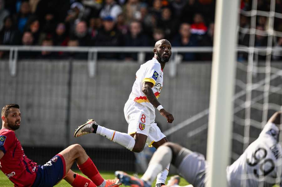 Lens midfielder Seko Fofana takes aim against Clermont