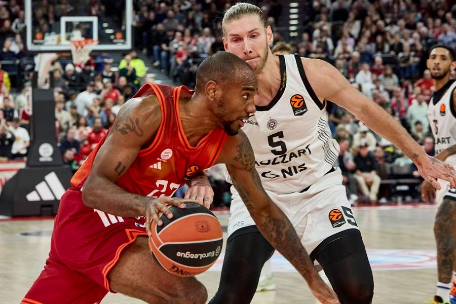 Isiaha Mike zieht zum Korb.