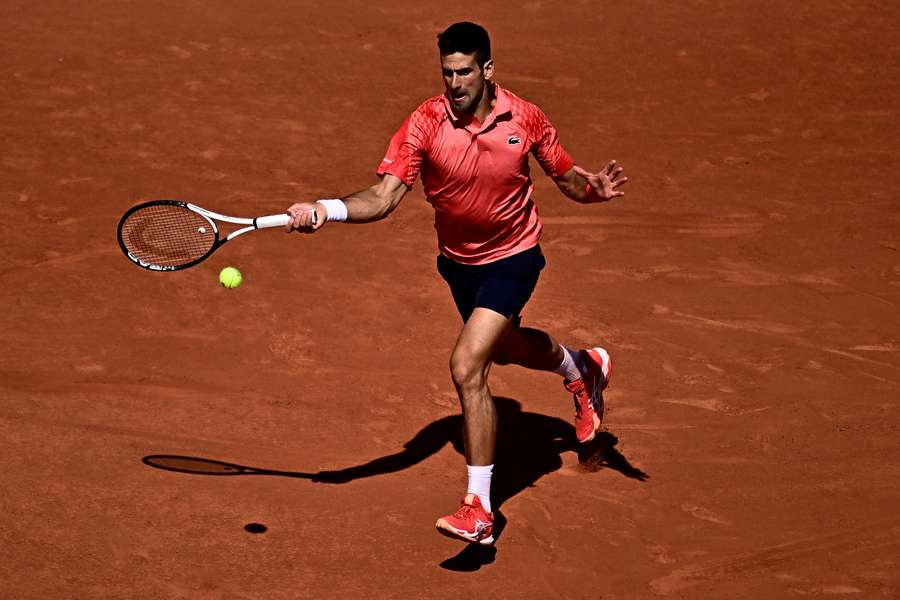 Le Serbe Novak Djokovic joue un retour de coup droit sur le Péruvien Juan Pablo Varillas.