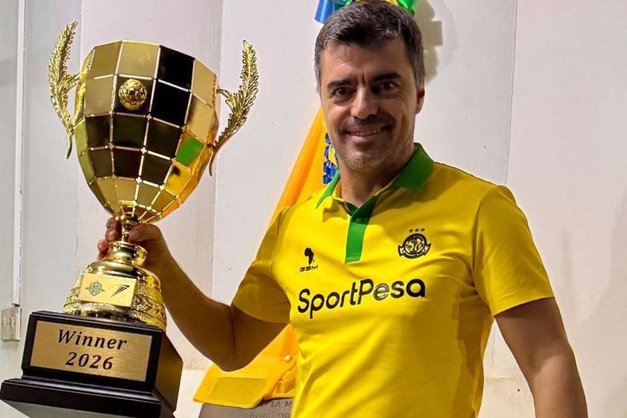 Pedro Soares Gonçalves com o troféu da Mapinduzi Cup