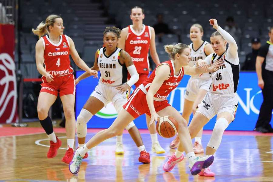 Petra Malíková (s míčem) v zápase proti reprezentaci Belgie. Petra Malíková (s míčem) v zápase proti reprezentaci Belgie.