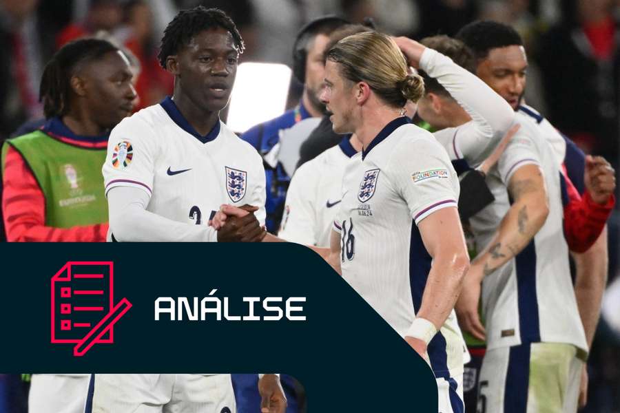 Kobbie Mainoo e Conor Gallagher, da seleção inglesa, cumprimentam-se após o jogo frente à Sérvia