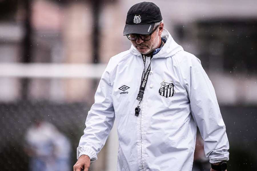 Odair deixa o comando técnico do Santos