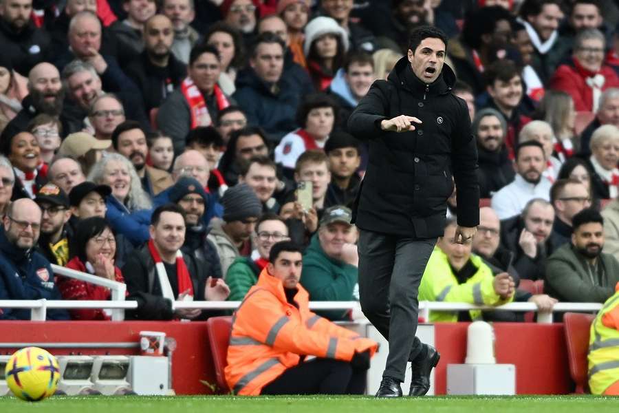 Arsenal-coach Mikel Arteta langs de lijn in het thuisduel met Brentford