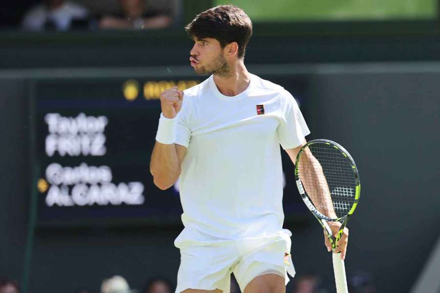 Alcaraz si poradil s Fritzem, potřetí v řadě je ve wimbledonském finále