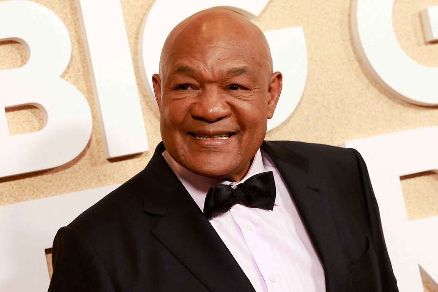 George Foreman sosind la premiera mondială a filmului "Big George Foreman" în 2023