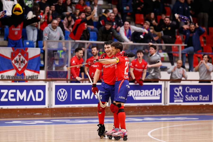 Juan Galbas (esquerda) brilhou com um hat-trick