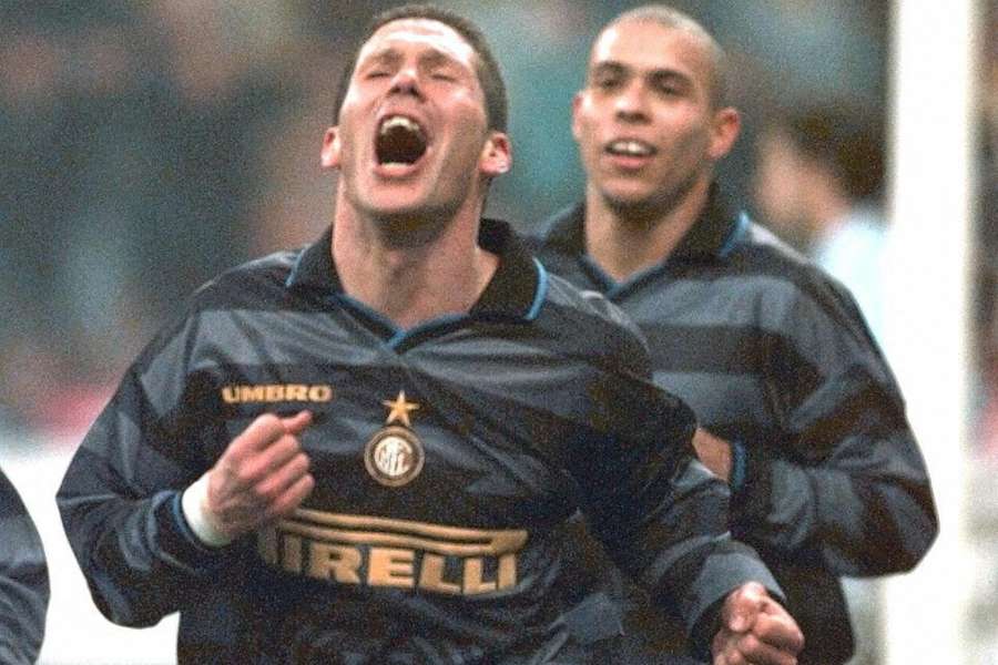 Simeone celebra un gol con el Inter junto a Ronaldo Simeone celebra un gol con el Inter junto a Ronaldo