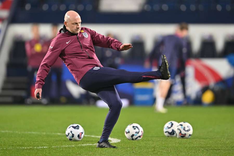 Lee Carsley nejčastěji trénuje v teplákové soupravě a kopačkách. Lee Carsley nejčastěji trénuje v teplákové soupravě a kopačkách.