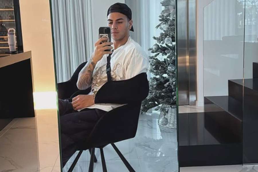 A fotografia de Enzo Barrenechea com o braço ao peito