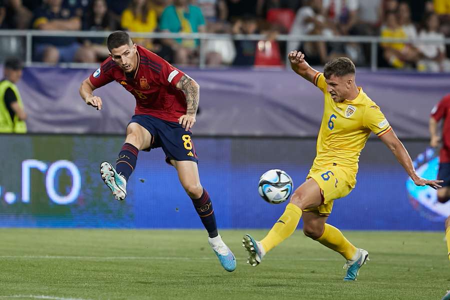 Oihan Sancet (l.) von Spanien im Spiel gegen Rumänien.
