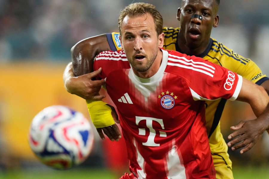 Harry Kane holds off Luis Advincula during Bayern Munich's win over Boca Juniors