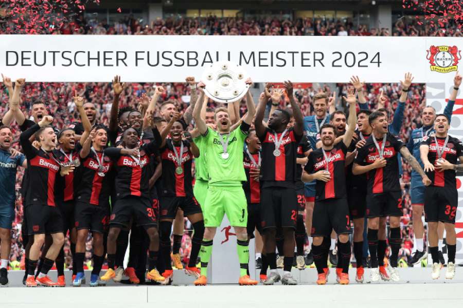Bayer Leverkusen is kampioen van Duitsland en kan dit seizoen drie trofeeën winnen