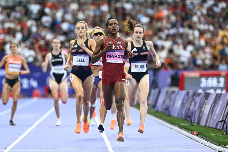 Faith Kipyegon bereikte met overmacht de finale