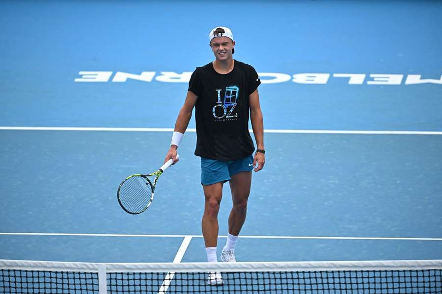 Natten til tirsdag indleder Holger Rune årets Australian Open mod serbiske Filip Krajinovic. Natten til tirsdag indleder Holger Rune årets Australian Open mod serbiske Filip Krajinovic.